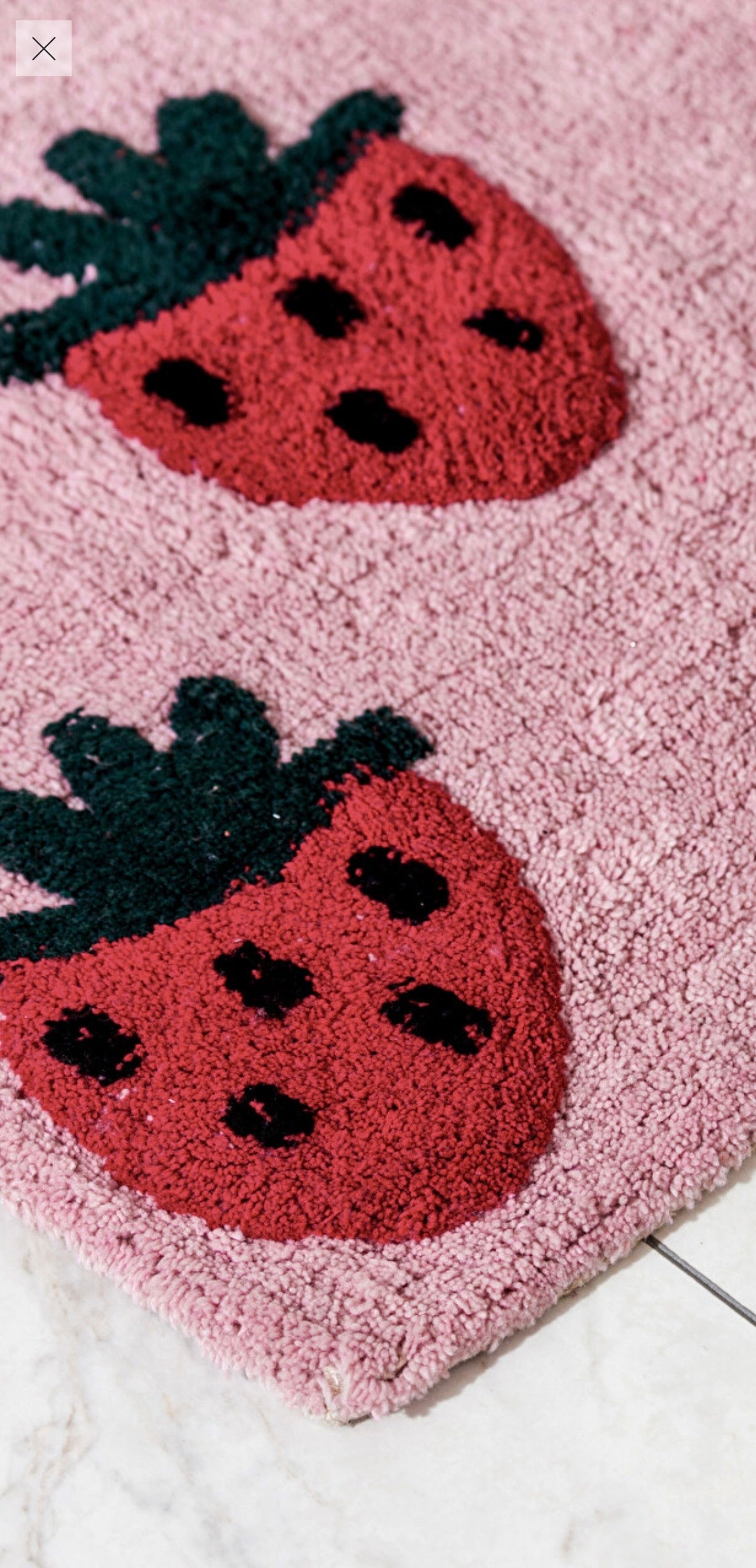 🍓 Erdbeer-getuftete Badematte – 50 × 80 cm